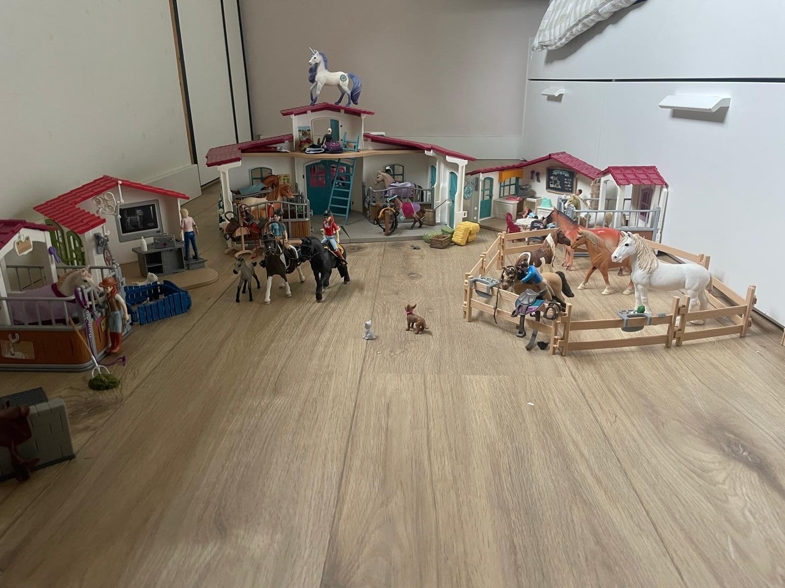 Grote Schleich Paardenwereld Set: Stal, Kliniek, Café & Meer, Ophalen