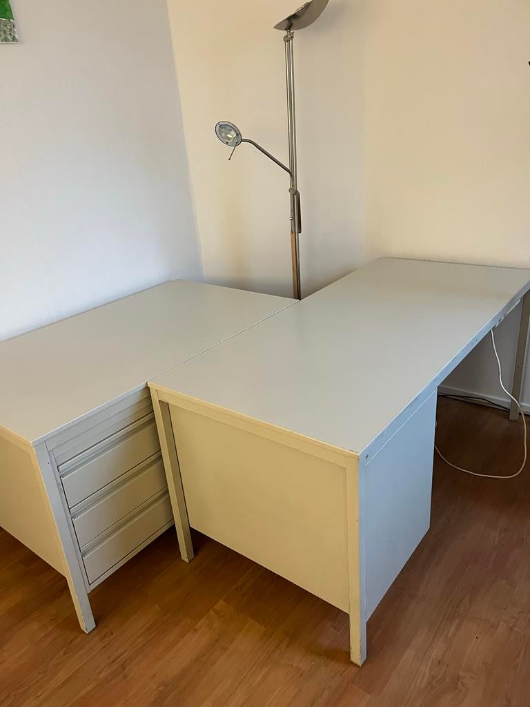 Gratis op te halen: 2 stalen bureau’s met ladeblok, Auto diversen, Ophalen of Verzenden, Gebruikt