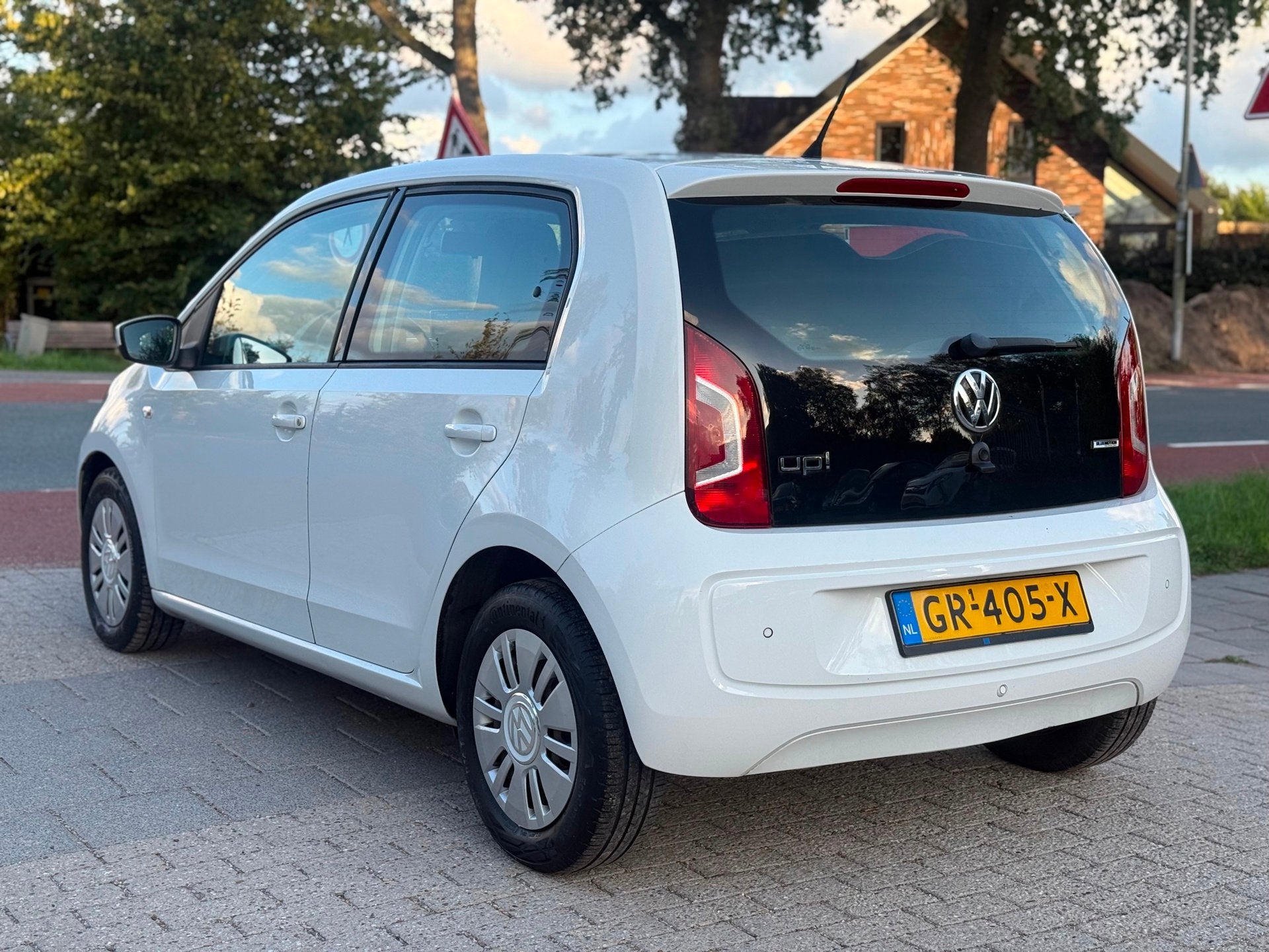 Volkswagen Up! 1.0 move up! BlueMotion AIRCO CRUISE NAVI, Voorwielaandrijving, Gebruikt, 840 kg, Wit