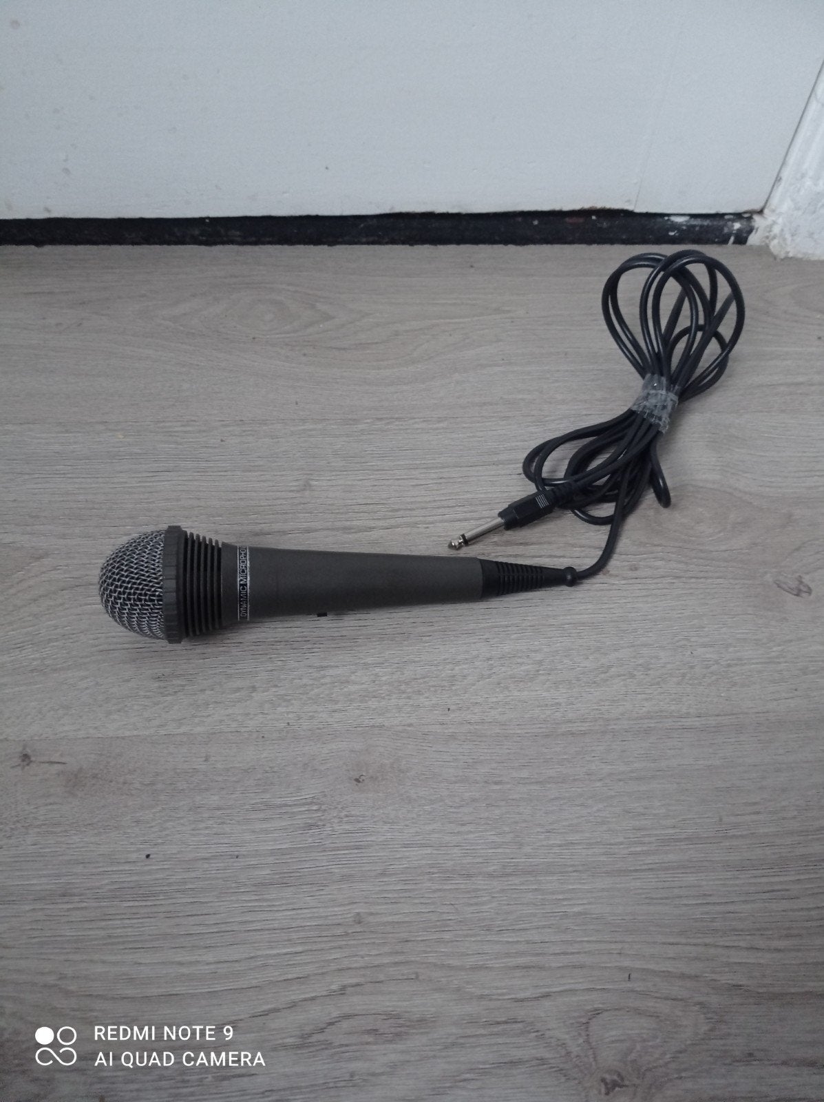 Alecto DM-450 Dynamische Microfoon met Schakelaar, Ophalen of Verzenden, Gebruikt, Zangmicrofoon