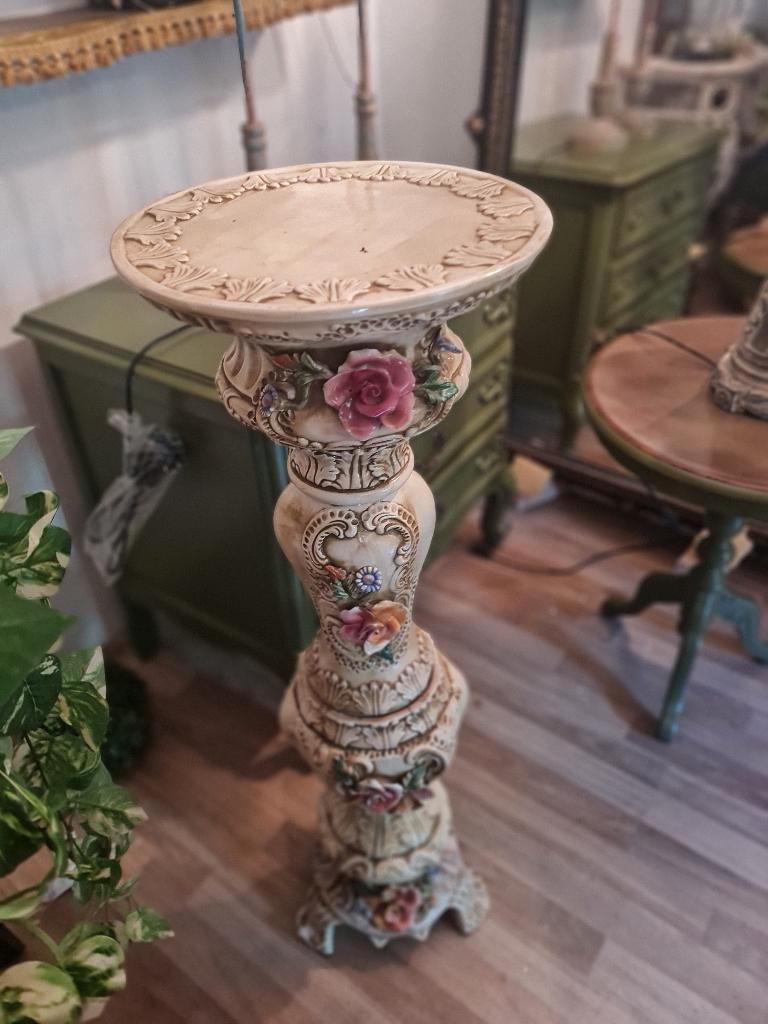 Zeer oude plantenzuil Capodimonte, Ophalen, Heikant 21 Kaatsheuvel, Belle Vieille Brocante, Zo goed als nieuw