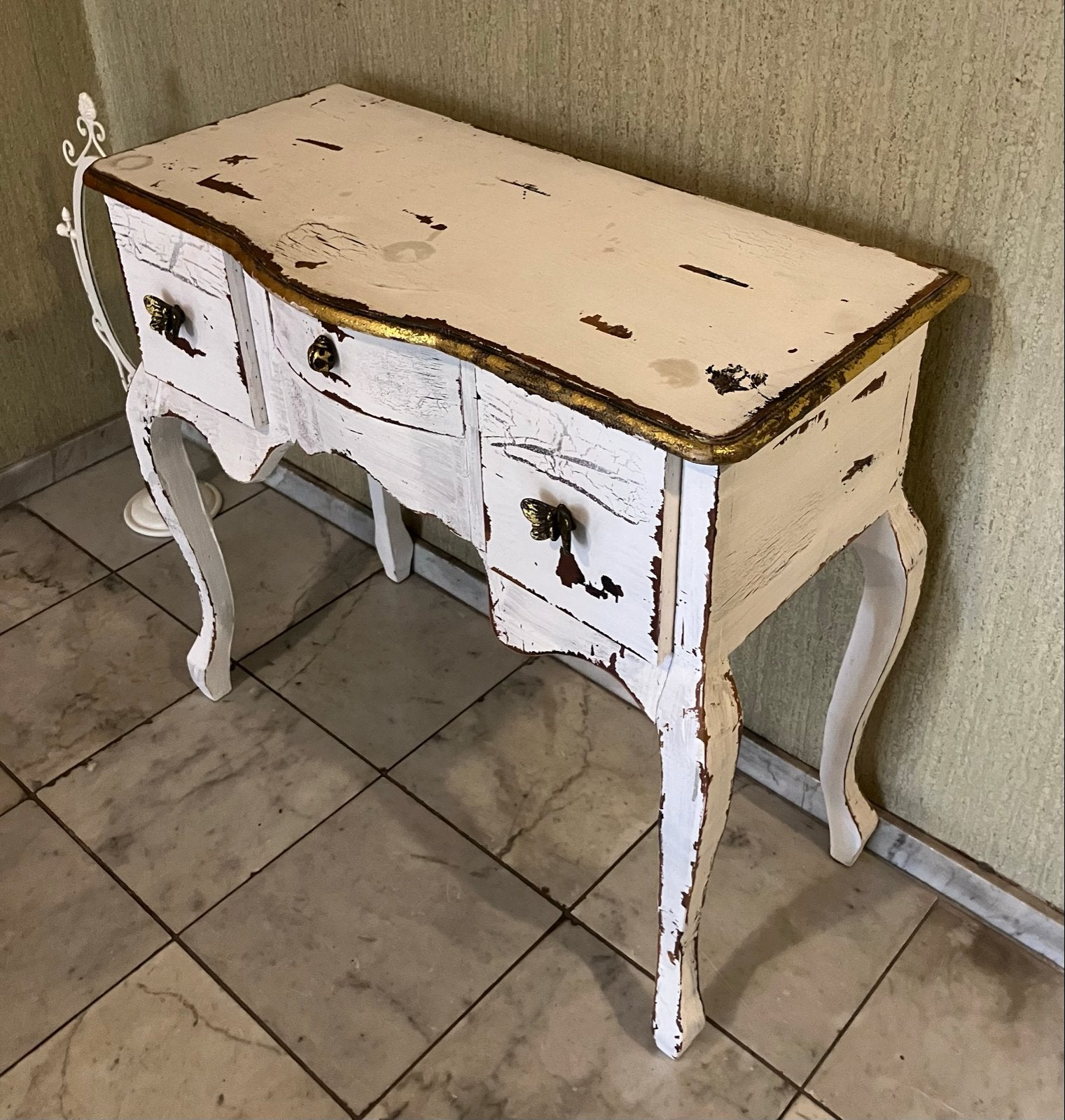 Geleefde landelijke sidetable wit met gouden accenten, Ophalen, Gebruikt, 50 tot 100 cm, Overige houtsoorten