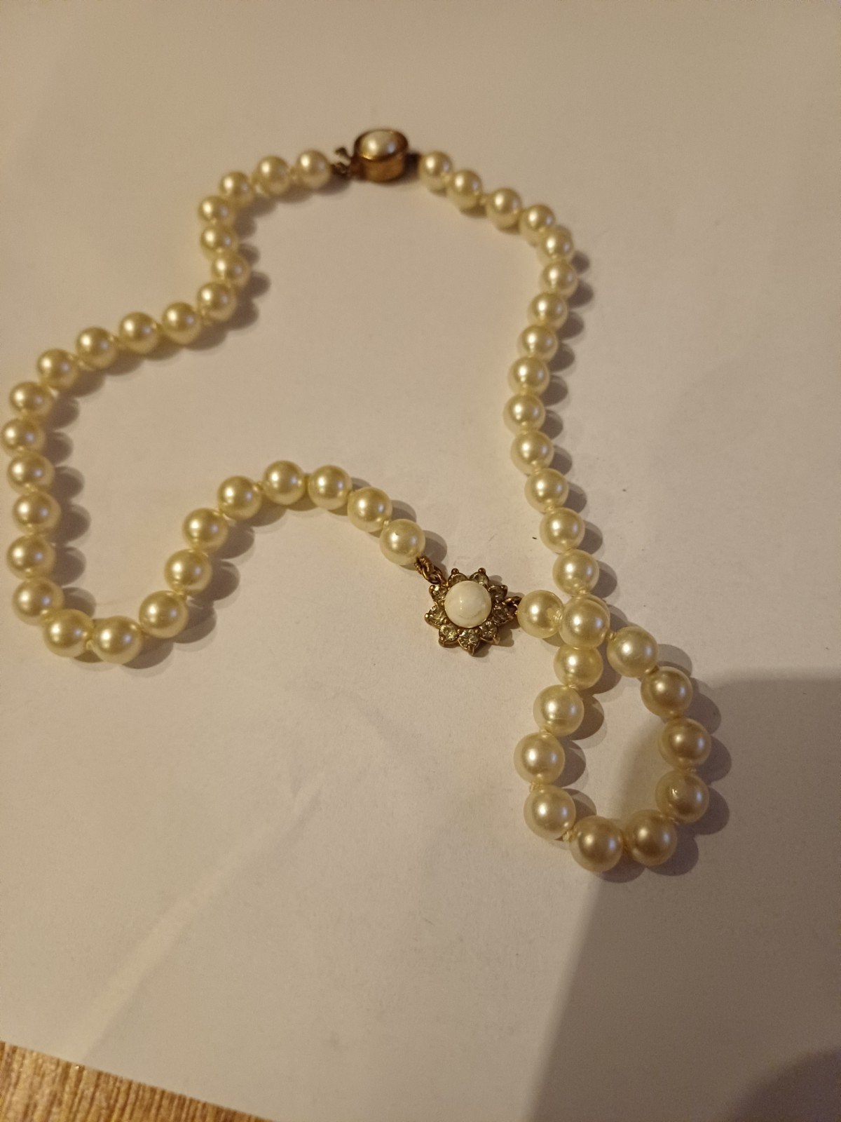 Elegante parelketting met gouden sluiting, Ophalen, Overige materialen, Gebruikt, Met edelsteen
