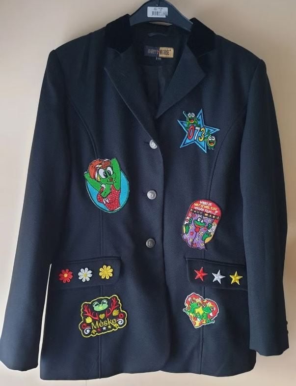 Leuk zwart OETELDONK/CARNAVALS jasje met diverse emblemen K1, Ophalen of Verzenden, Gebruikt, 170 of groter, Jongen of Meisje