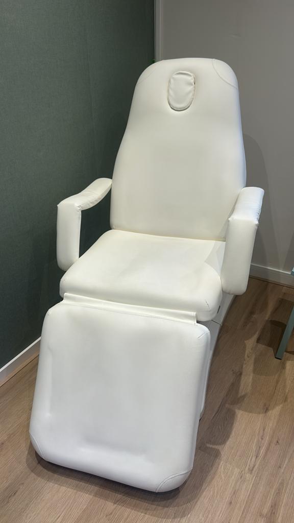 Behandelstoel voor schoonheidsspecialiste of pedicure, Huis en Inrichting, Stoelen, Ophalen, Gebruikt, Wit, Eén