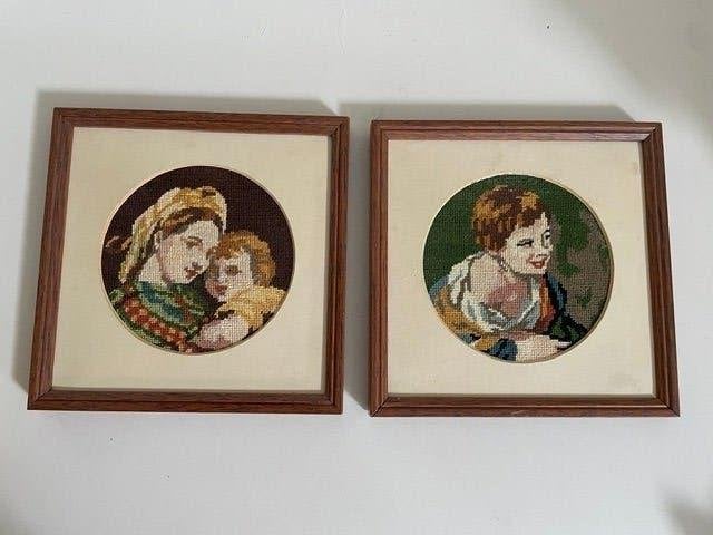 2 x ingelijste borduurwerkjes. Moeder en kind. Brocante., Ophalen