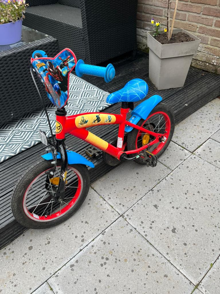Te koop kinderfiets van spider Man ziet er netjes uit, Fietsen en Brommers, Ophalen of Verzenden, Gebruikt, Minder dan 16 inch