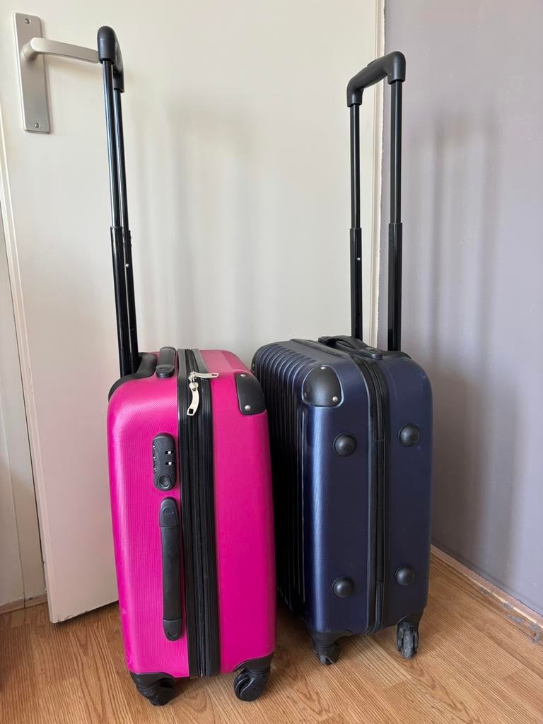 Handbagage koffers 55 cmop 4 wieltjes met pin slot, 50 tot 60 cm, Hard kunststof, Zo goed als nieuw, 35 tot 45 cm
