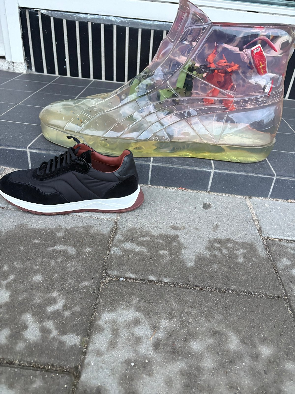 Unieke Transparante ASICS schoen met Gundam Figuren, Ophalen of Verzenden