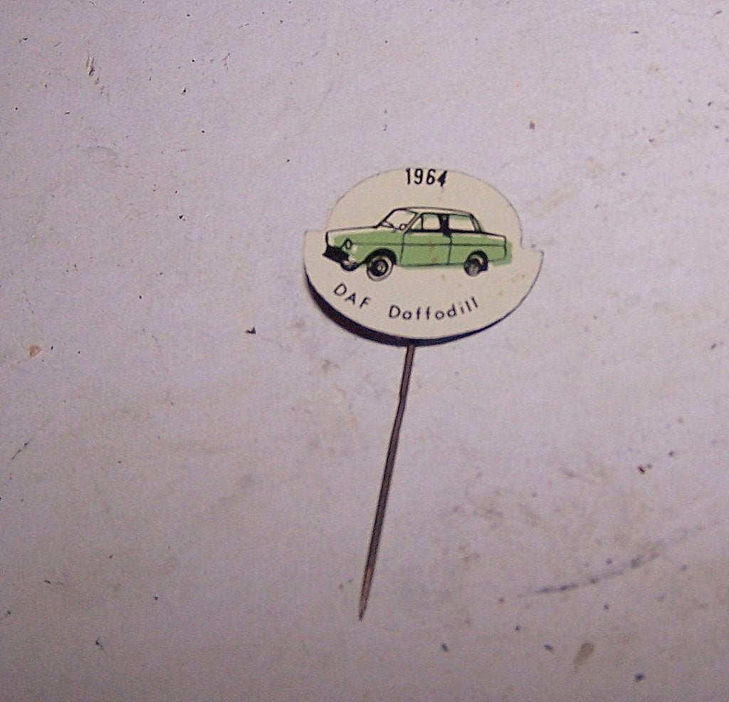 Vintage pin DAF Daffodill 1964. Zeldzaam. Izgs., Ophalen of Verzenden, Zo goed als nieuw, Auto's