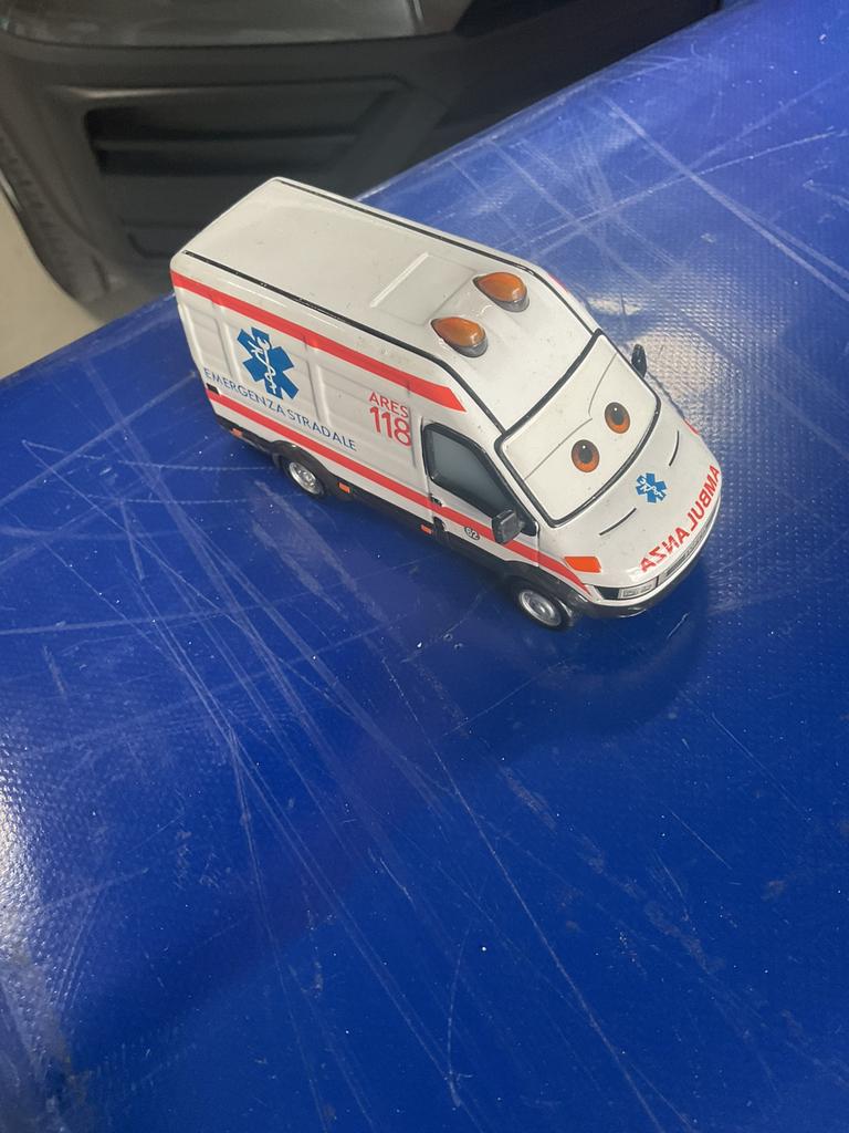 Disney Cars Ambulance Iveco zeer mooi zwaar model als nieuw, Ophalen, Zo goed als nieuw