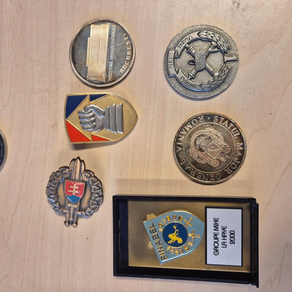 Leger lot: verzamelmunten, baret embleem en speld, Ophalen of Verzenden
