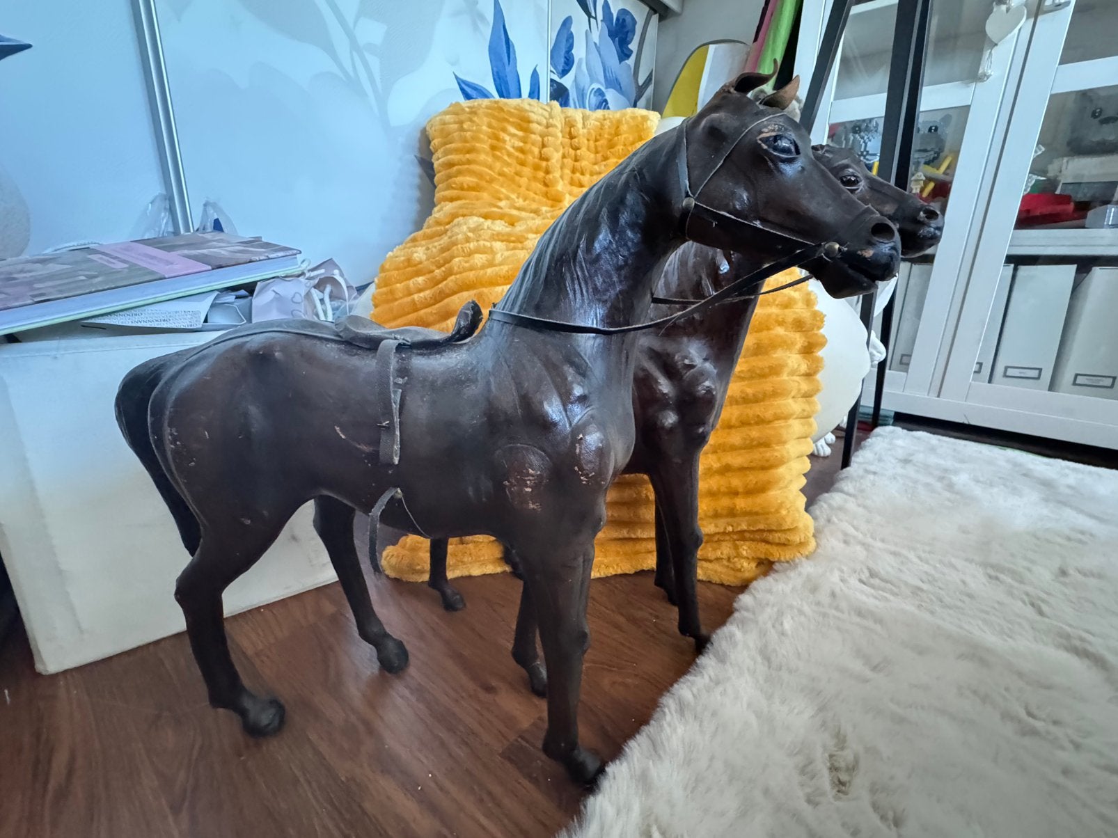 Twee leren paarden circa 1960 Groot bruin paard 50 cm hoog, Ophalen