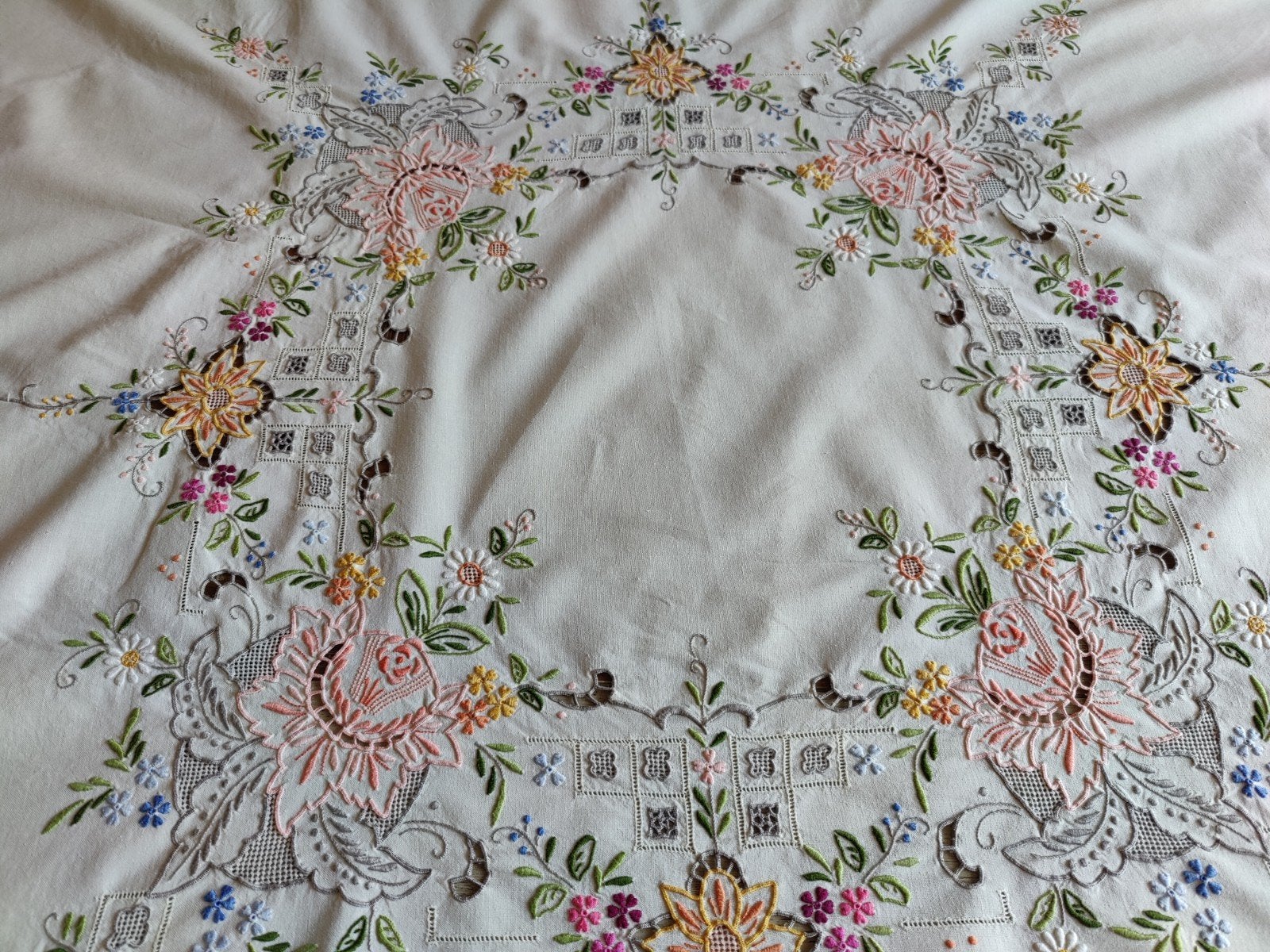 Geborduurd tafelkleed met bloemen & servetten rond, Verzenden