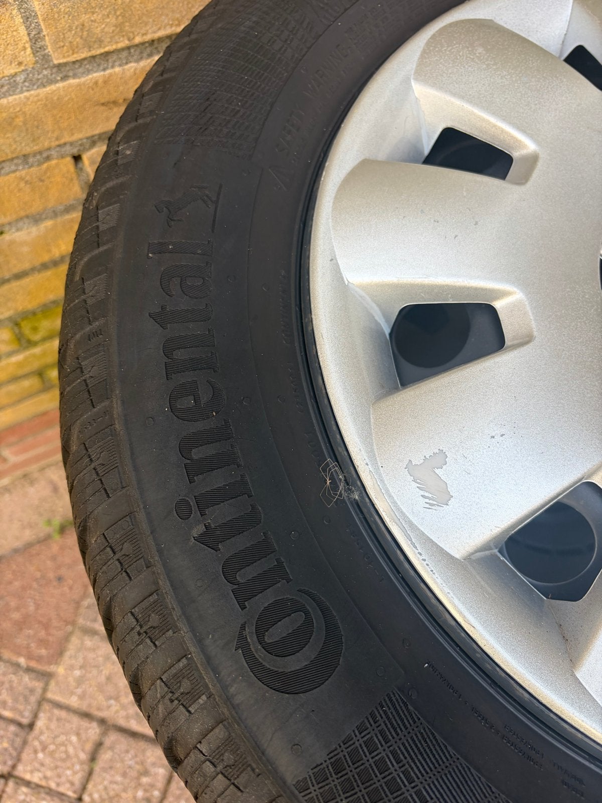 Continental Winterbanden 195/65 R15 met VW wieldoppen, Ophalen, Gebruikt, 15 inch, Banden en Velgen