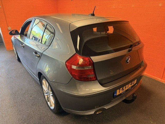 BMW 1-serie 118i / 5 DEURS / HIGH EXECUTIVE / AIRCO!, Auto's, 1-Serie, Grijs, Euro 4, 17 km/l