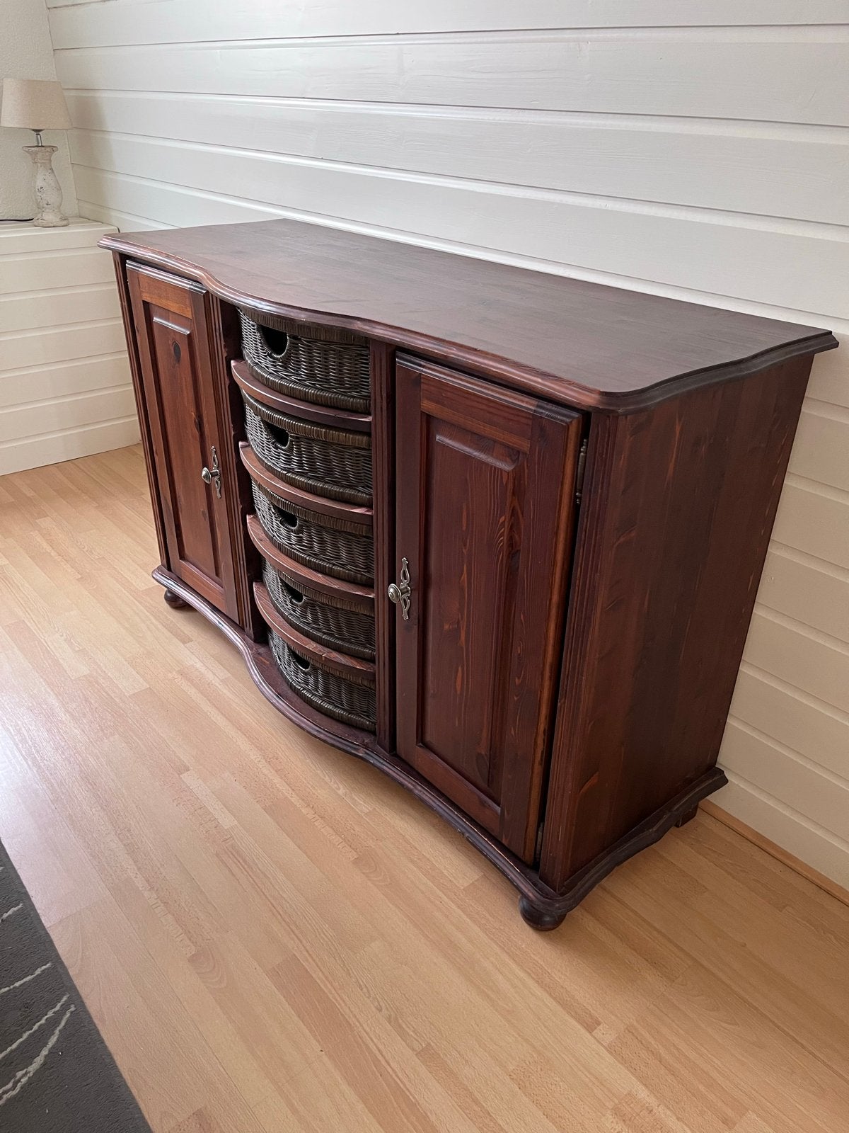 Houten dressoir met rieten manden en deuren, Ophalen, Gebruikt, 100 tot 150 cm, Koloniaal