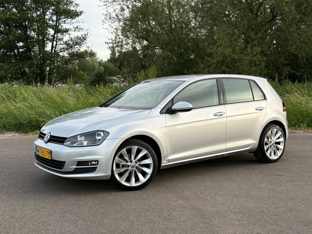 Volkswagen Golf 1.2 TSI 5DRS 2013 Stoelvw Sensoren HighLine, Auto's, Voorwielaandrijving, 4 cilinders, Leder en Stof, 49 €/maand