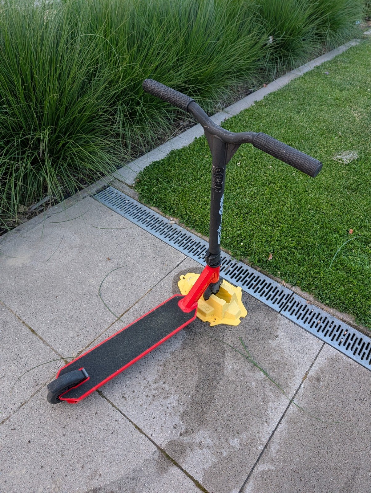 Oxelo Stuntstep - Rood/Zwart met Gele Standaard, Ophalen, Gebruikt, Gewone step, Oxelo (Decathlon)