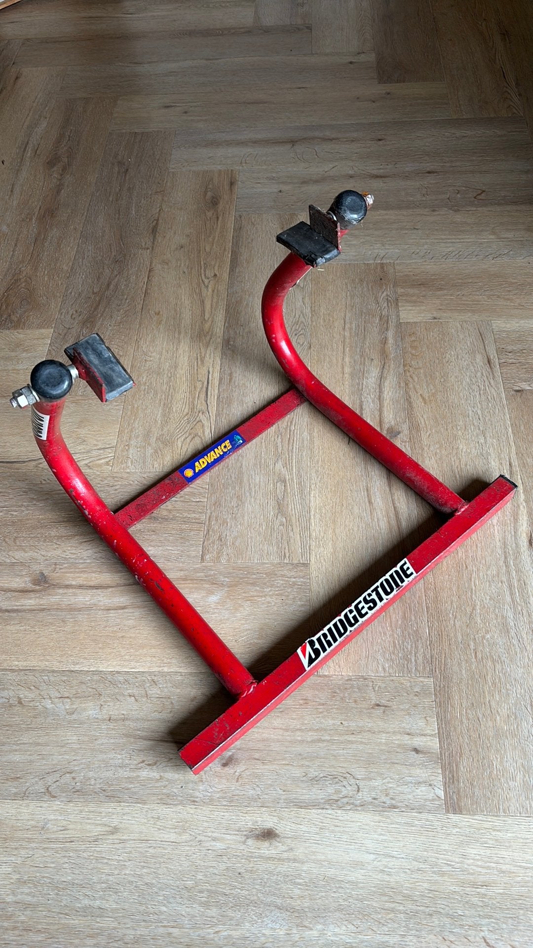 Paddock stand achterwiel, Motoren, Ophalen
