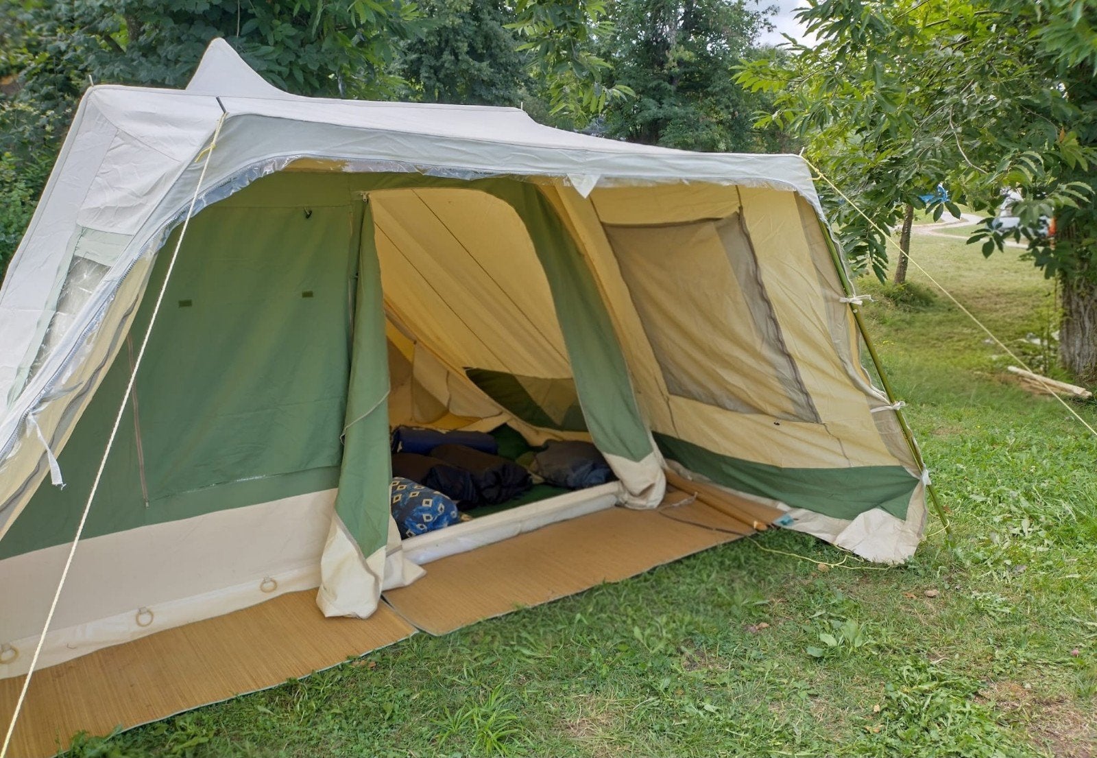 Ruime piramide tent voor 6 personen: merk Japio, Ophalen of Verzenden