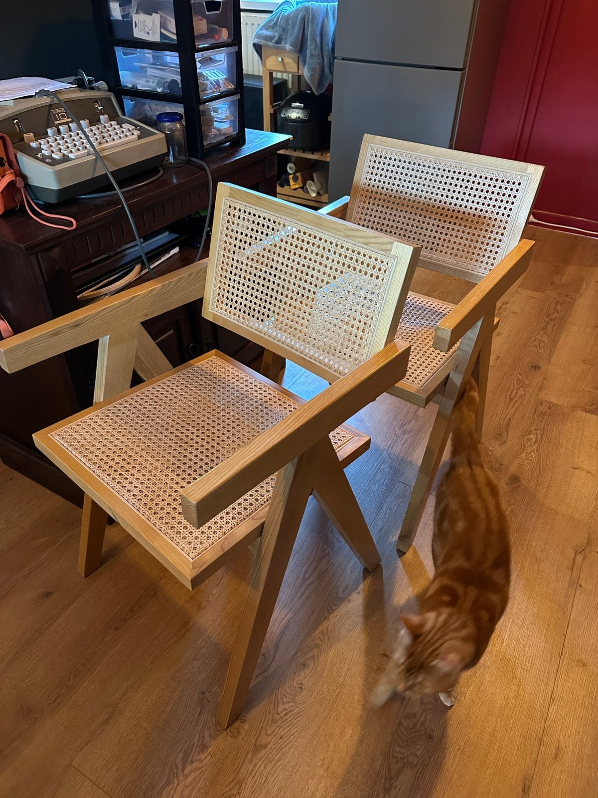 Twee houten stoelen fauteuils in Pierre Jeanneret-stijl, Twee, Bruin, Eikenhout, Nieuw