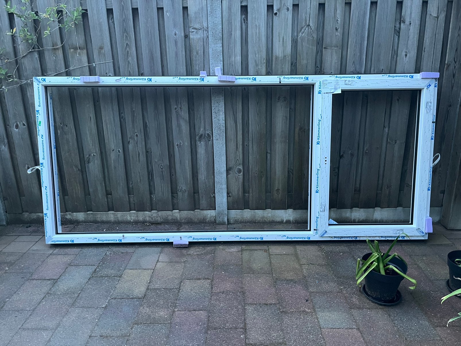 Nieuw kunstof kozijn 290cm breeed en 125cm hoog, Ophalen of Verzenden, Zo goed als nieuw, Kunststof, Raamkozijn