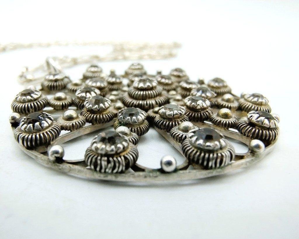 Ketting met Zeeuwse zilveren knop hanger ingelegd steentjes, Info@zilverwebsite.nl, Verzenden, Zo goed als nieuw, Zilverwebsite.nl