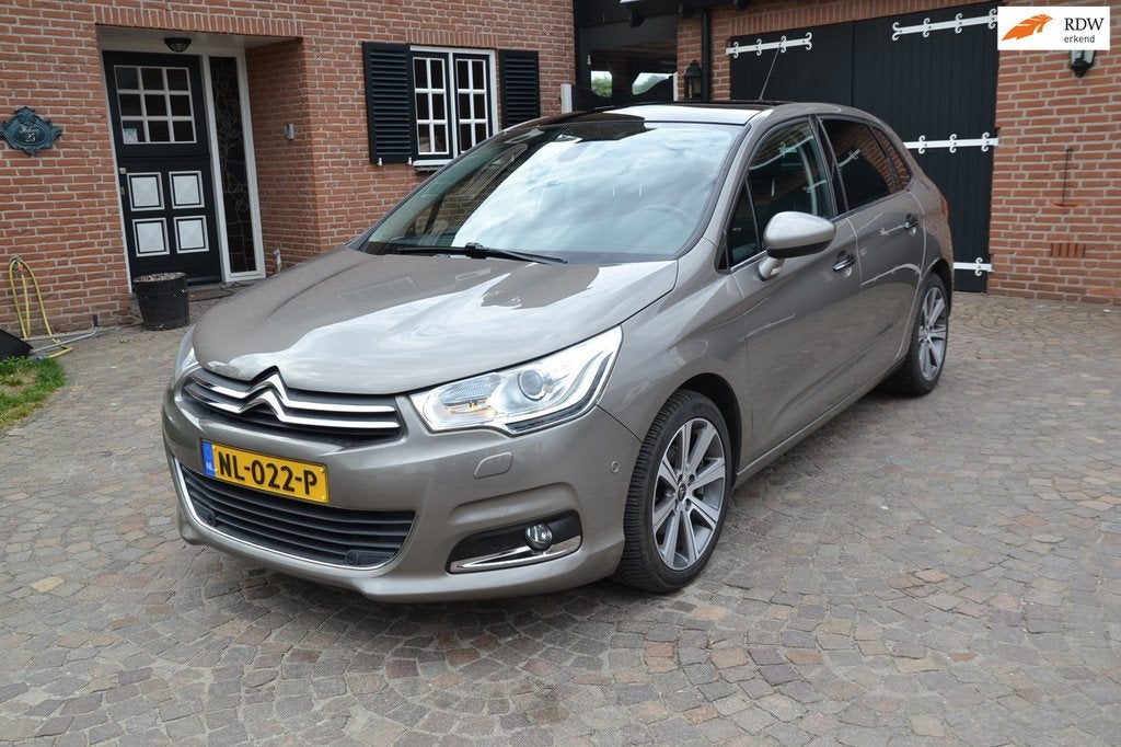 Citroen C4 1.2 PureTech Shine - 1e eigenaar - Airco - Naviga, Automatische klimaatregeling, 1199 cc, Leder en Stof, Origineel Nederlands