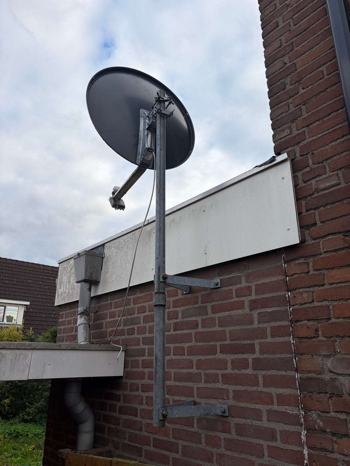 Muursteun met schotel en ontvanger, Ophalen, Gebruikt, (Schotel)antenne