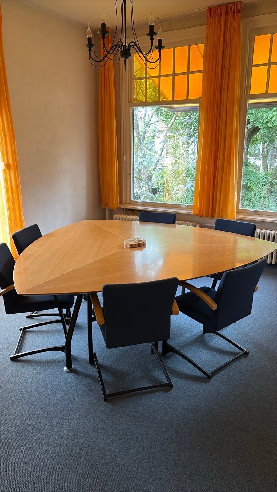 Unieke Driehoekige Vergadertafel met negen Stoelen, Ophalen, Gebruikt