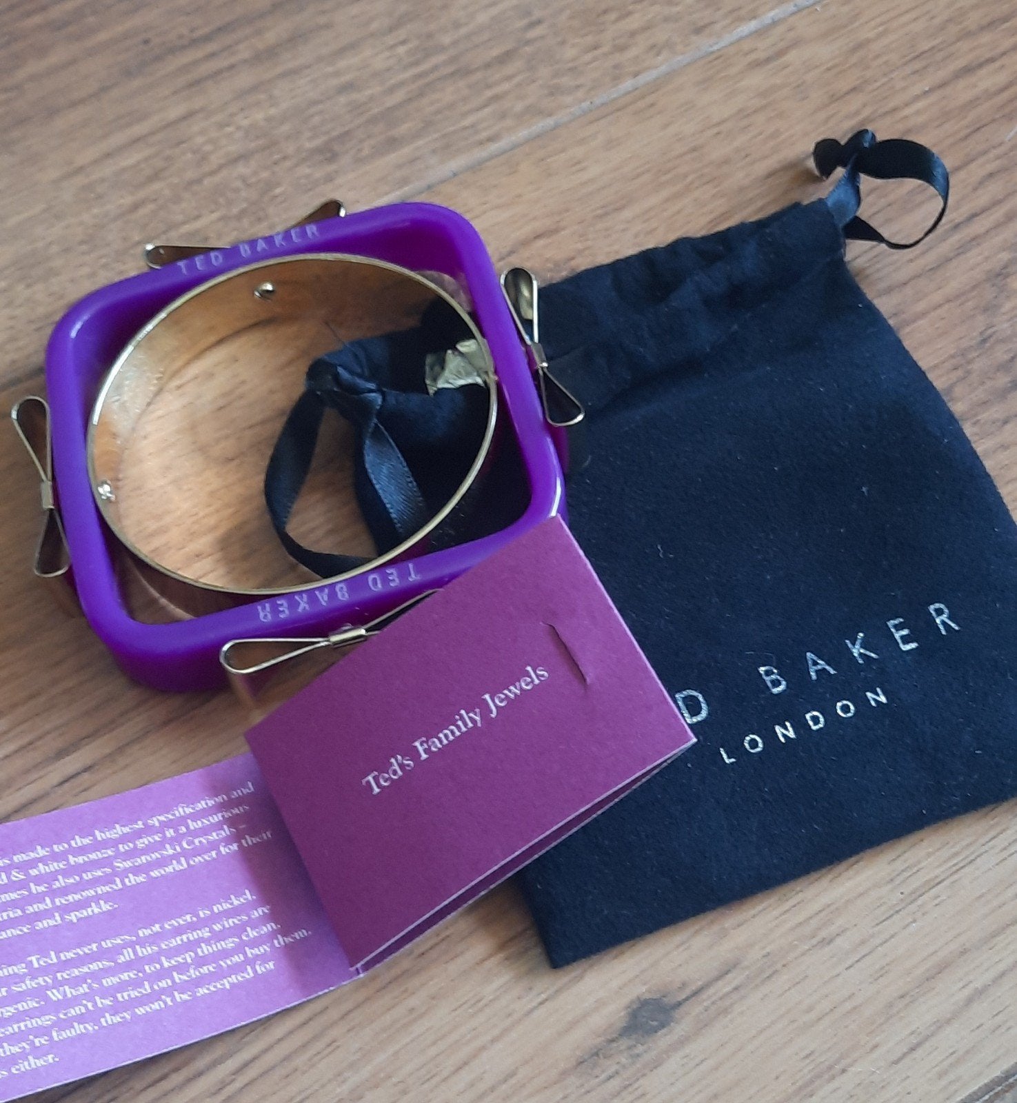 Nieuw Mooie armband in verpakking, TED BAKER., Sieraden, Tassen en Uiterlijk, Armbanden, Ophalen of Verzenden, Nieuw, Kunststof of Plastic