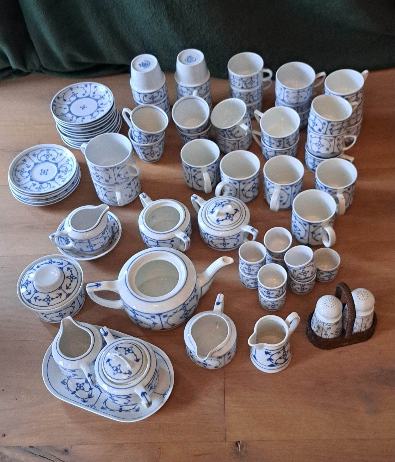 Uitgebreid Blau Saks servies 
Jäger en Kahla, Antiek en Kunst, Ophalen of Verzenden
