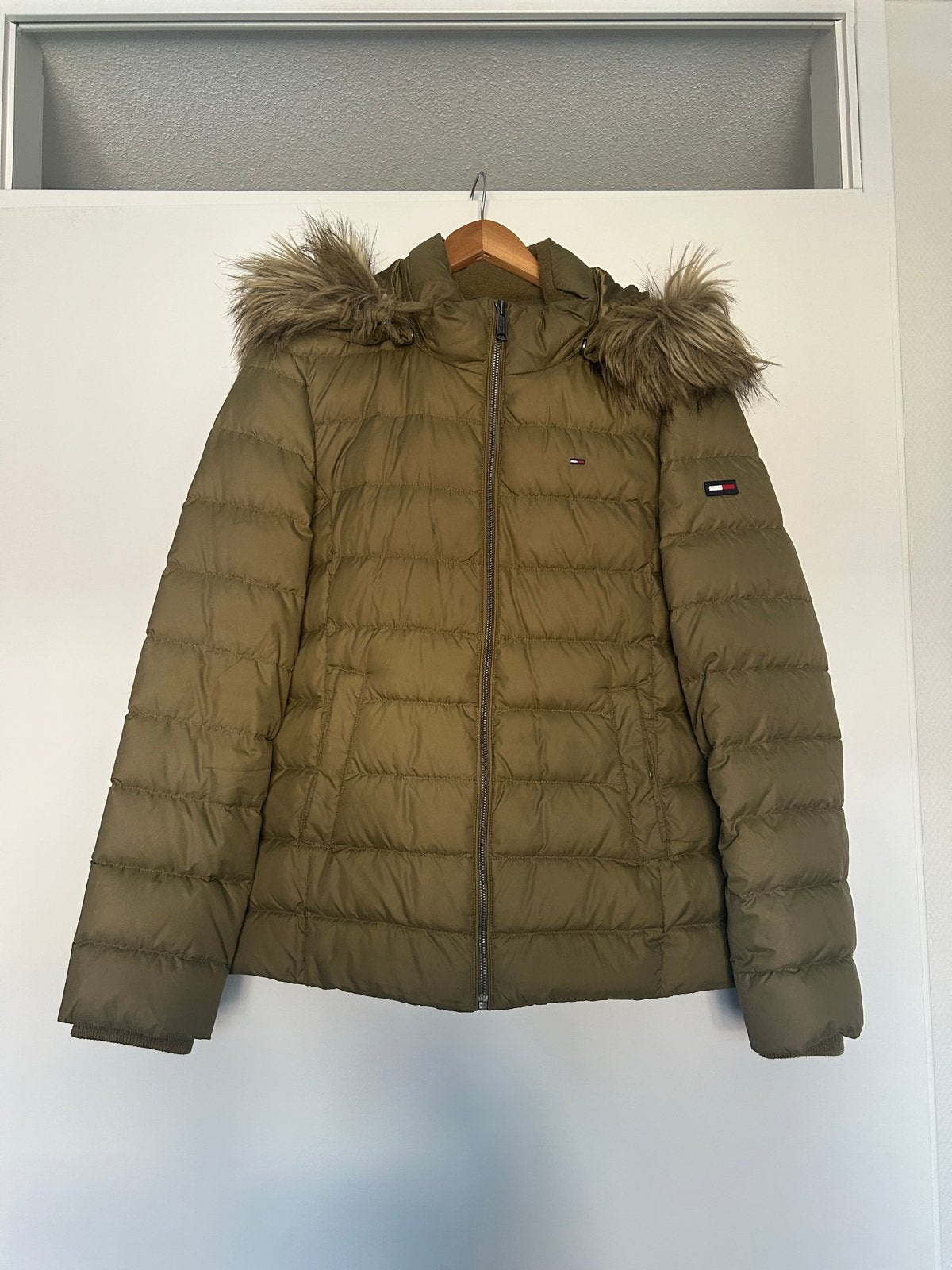 Tommy Hilfiger donsjas met capuchon en bontkraag, Ophalen of Verzenden, Zo goed als nieuw, Maat 42/44 (L), Groen