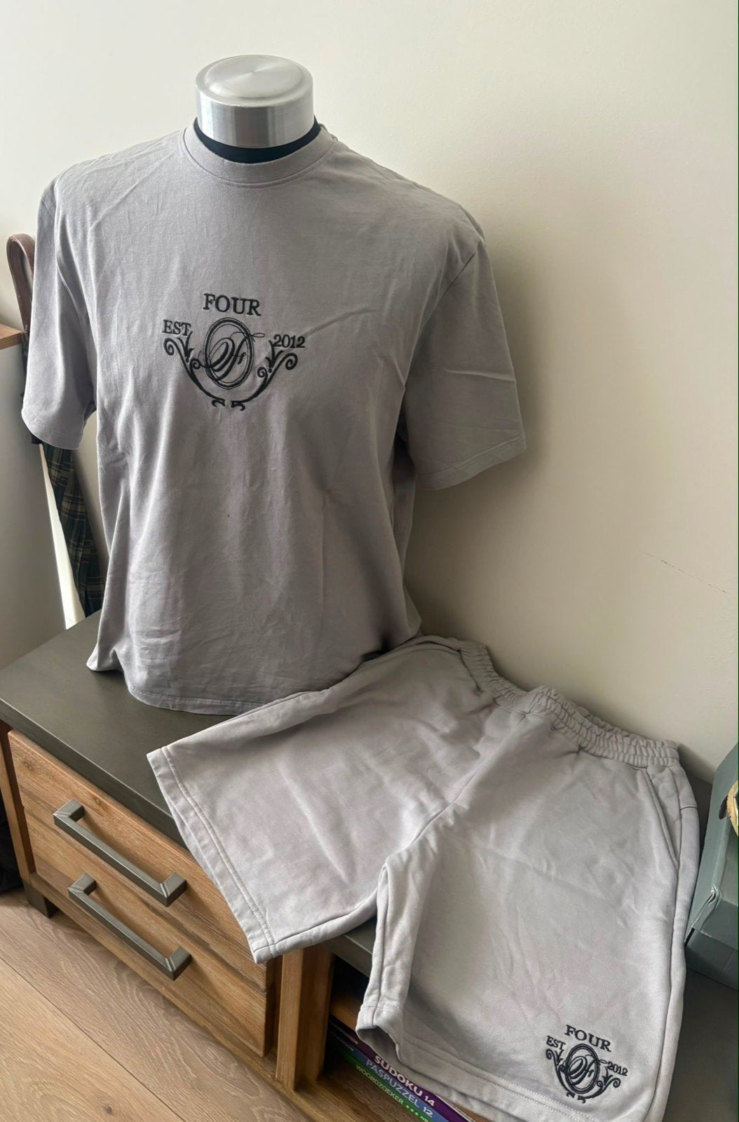 FOUR Grijs T-shirt en Short Set - Maat M, Ophalen, Zo goed als nieuw, Maat 48/50 (M), Grijs