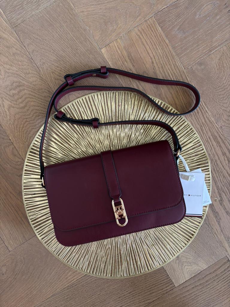 Burgundy bsg Tommy Hilfiger, Sieraden, Tassen en Uiterlijk, Tassen | Damestassen, Ophalen of Verzenden, Zo goed als nieuw, Rood