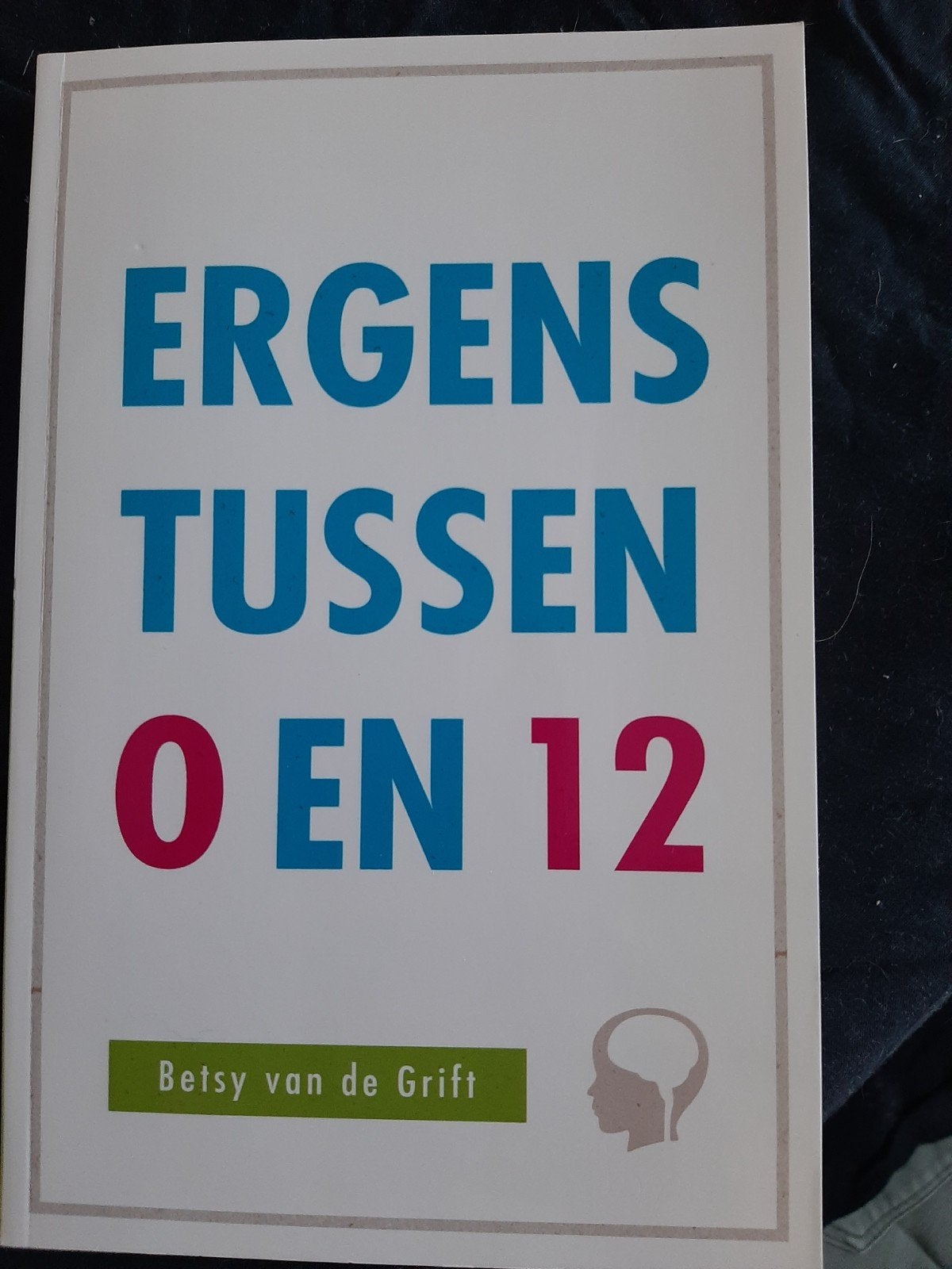 Ergens tussen 0 en 12 - Betsy van de Grift (Nieuw), Ophalen of Verzenden, Nieuw, HBO