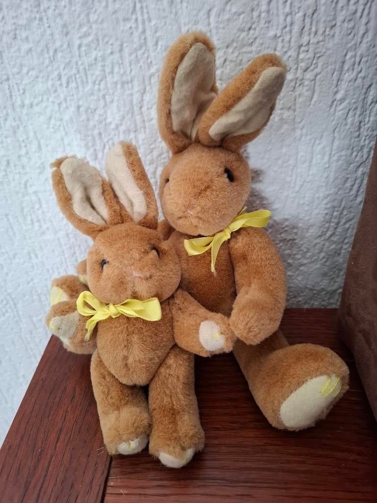 2 paashazen. Paashaas mama met kind knuffel, Ophalen of Verzenden, Zo goed als nieuw
