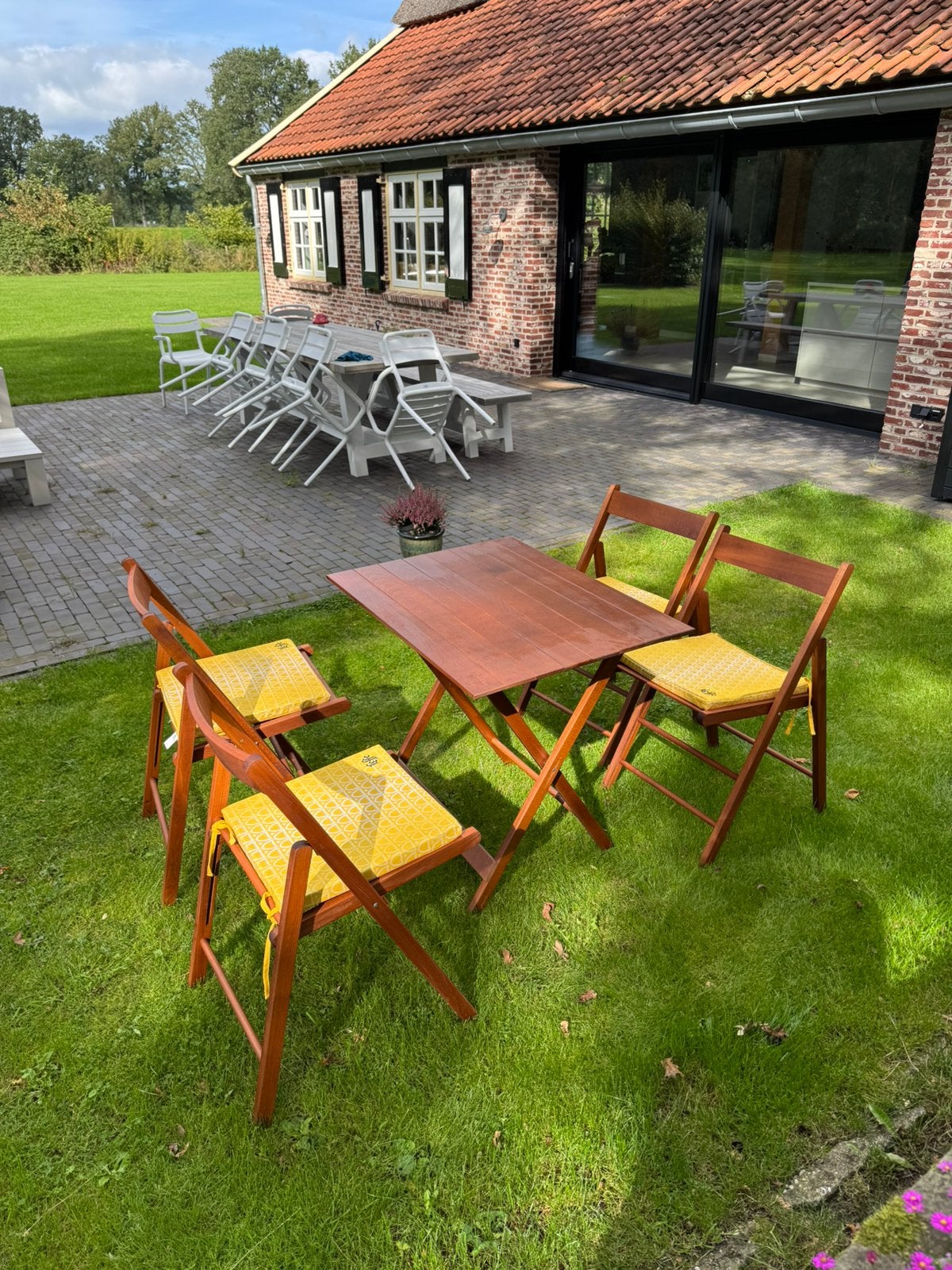 Leffe houten bistroset – tafel + 4 klapstoelen + kussens, Ophalen, Zo goed als nieuw, Hout, 4 zitplaatsen