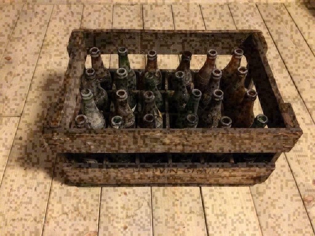 Oude bierkratten , houten kisten incl. 24 bierflesjes