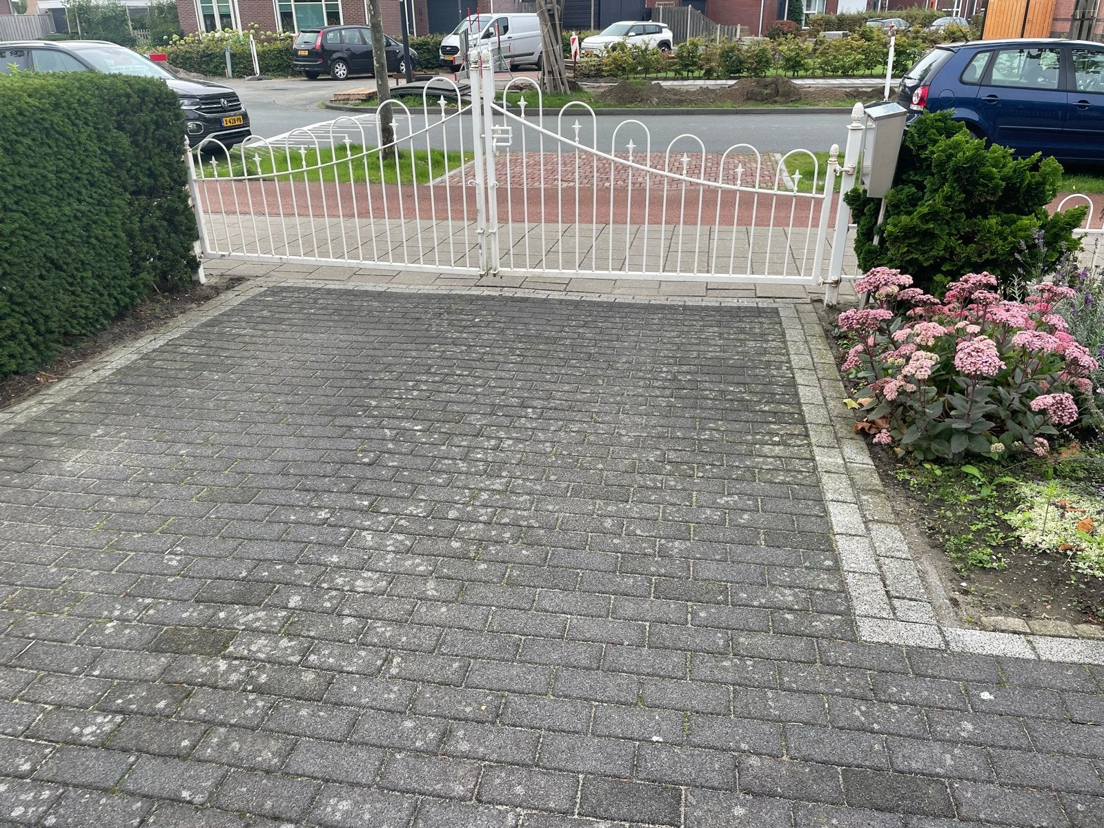 Titel:Groot wit metalen sierhekwerk – ca. 34 meter, Tuin en Terras, Ophalen, Met poort, Gebruikt, Sierhekwerk