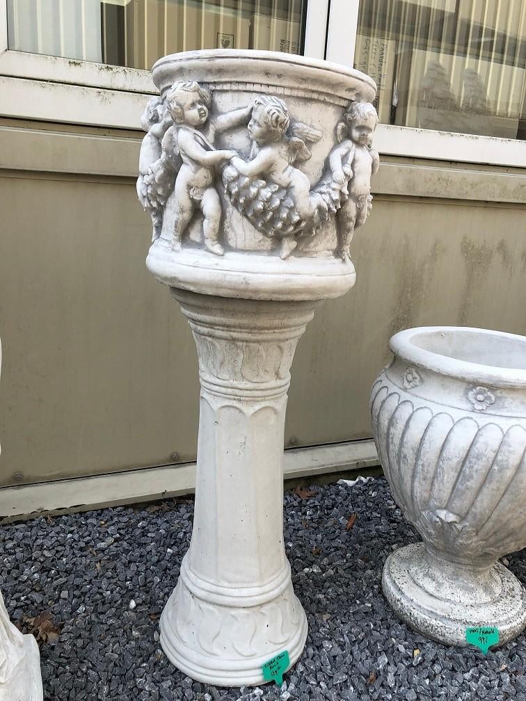 Prachtige zware bloempot-vaas uit vol steen met engelen, Steen, ., Rond, Nieuw