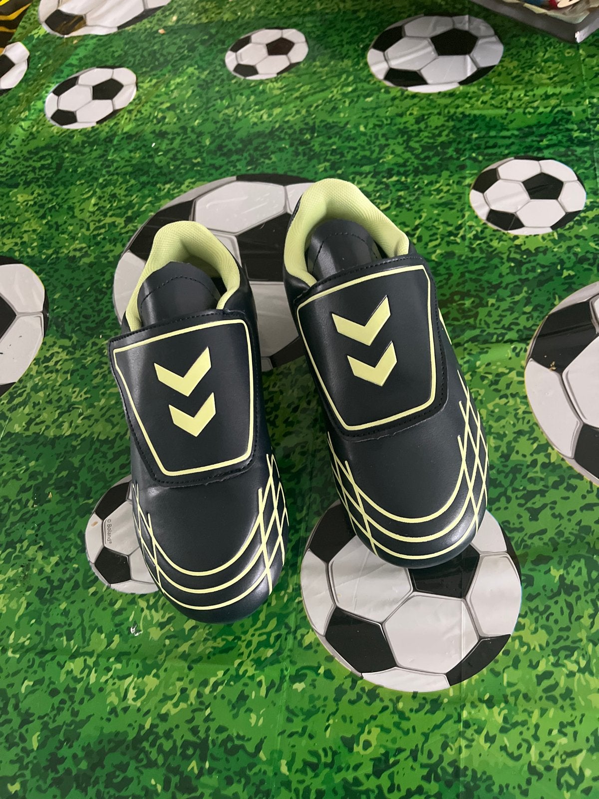 Nieuwe Hummel Voetbalschoenen met klittenband !, Ophalen of Verzenden, Nieuw, Schoenen