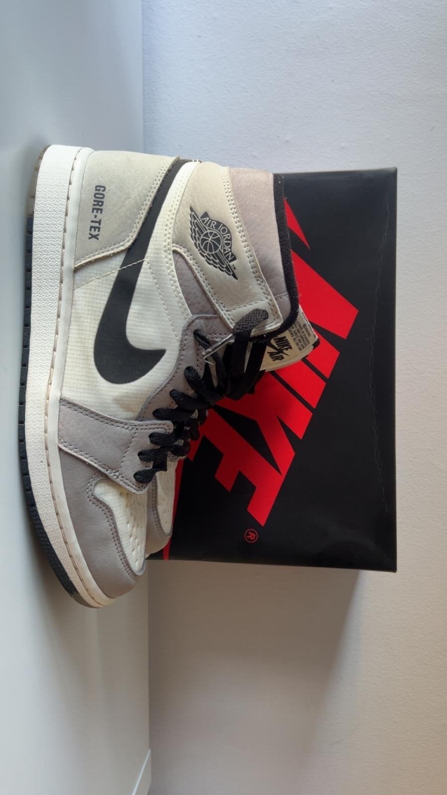 Nike Jordan 1 Gore-Tex - Maat 42, Ophalen of Verzenden, Zo goed als nieuw, Overige kleuren, Sneakers of Gympen
