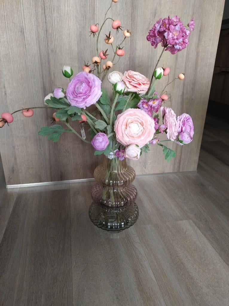 Prachtig boeket kunstbloemen in kleurige glazen vaas, Nieuw, Ophalen of Verzenden, Nieuw