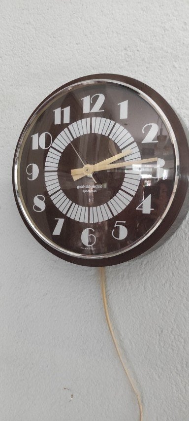 Vintage elektrische wandklok bruin, Ophalen of Verzenden, Gebruikt, Analoog