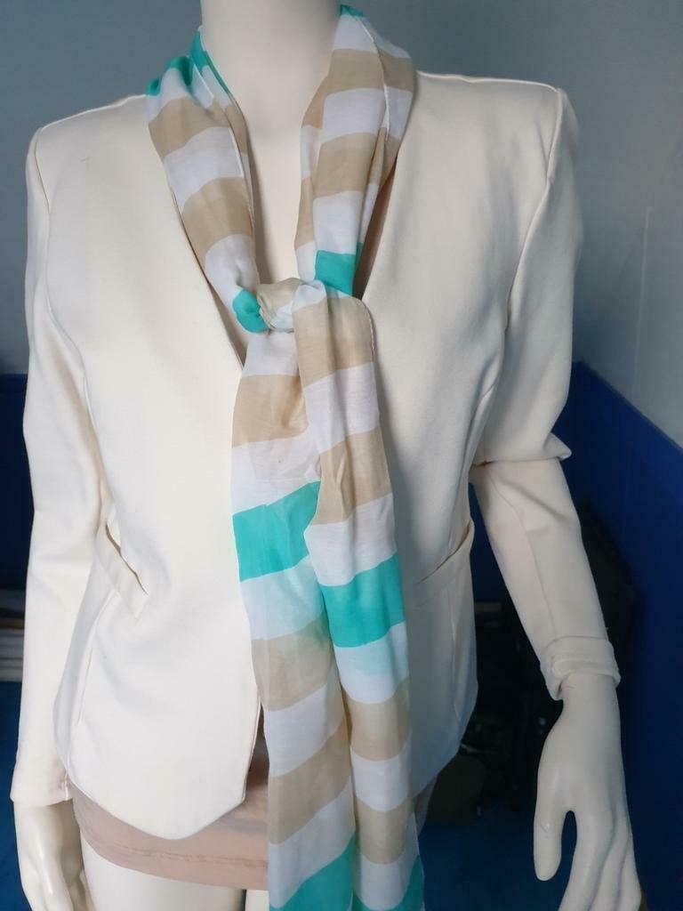 creme kleurig jasje mt.l en sjaal zo goed als nieuw stretch, Overige kleuren, Maat 42/44 (L), Ophalen of Verzenden, Zo goed als nieuw