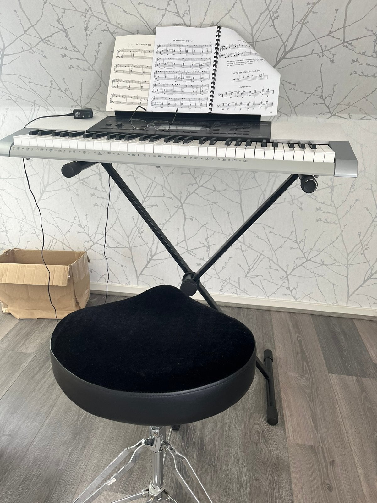 Leuk keyboard, Muziek en Instrumenten, Keyboards, Gebruikt, Overige aantallen, Met standaard, Ophalen