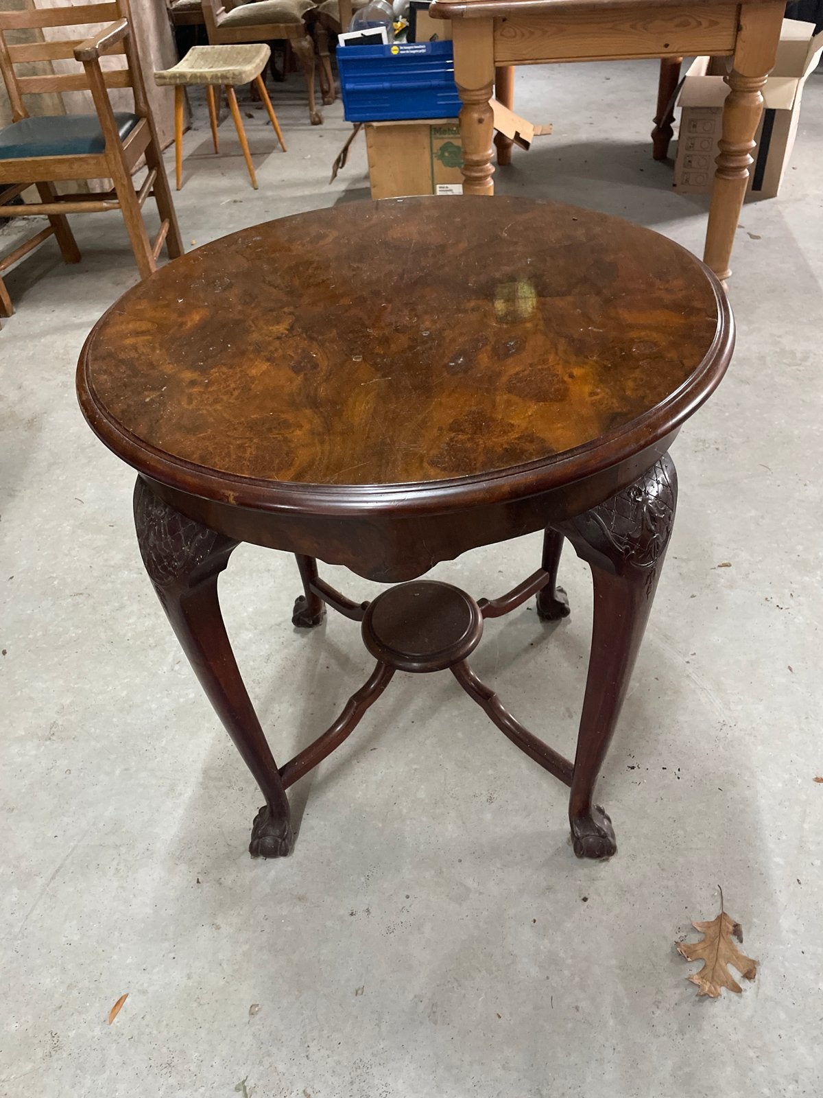 Antieke salontafel met klauwpoten en wortelnoten blad, Ophalen