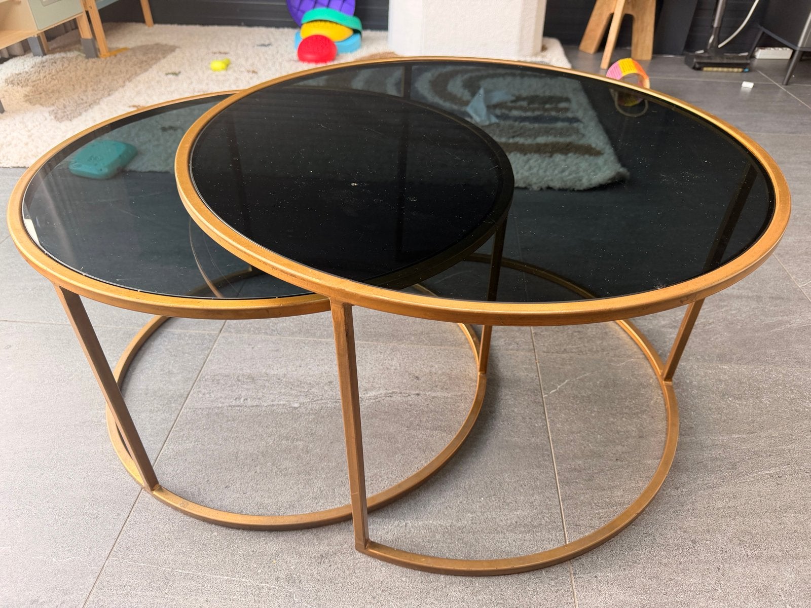 Set van 2 gouden bijzettafels met glazen blad, Huis en Inrichting, Tafels | Salontafels, Ophalen, Minder dan 50 cm, Gebruikt, Rond